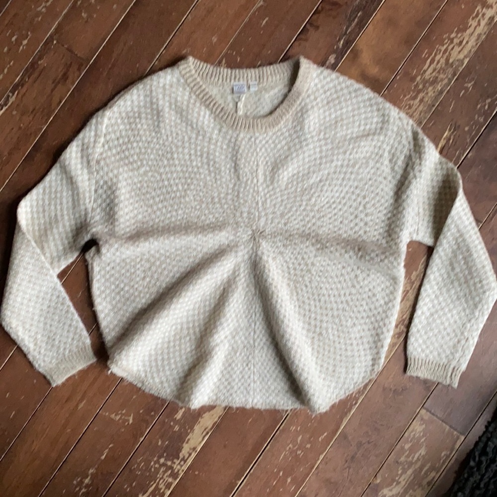 Twik sweater, circular shape